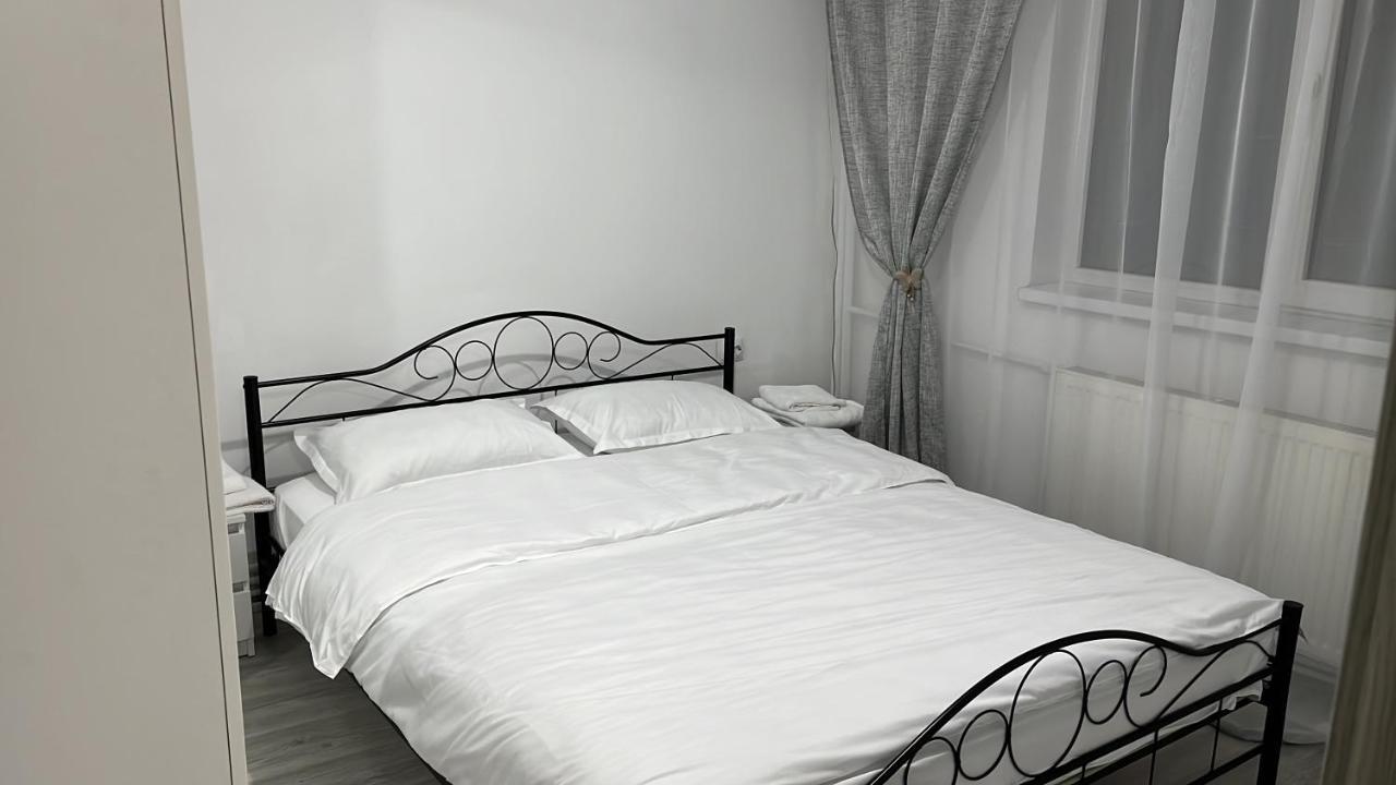 Home Sweet Home Apartment With 3 Rooms Buzău Esterno foto