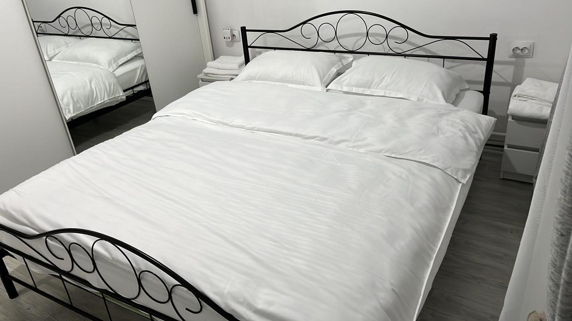 Home Sweet Home Apartment With 3 Rooms Buzău Esterno foto